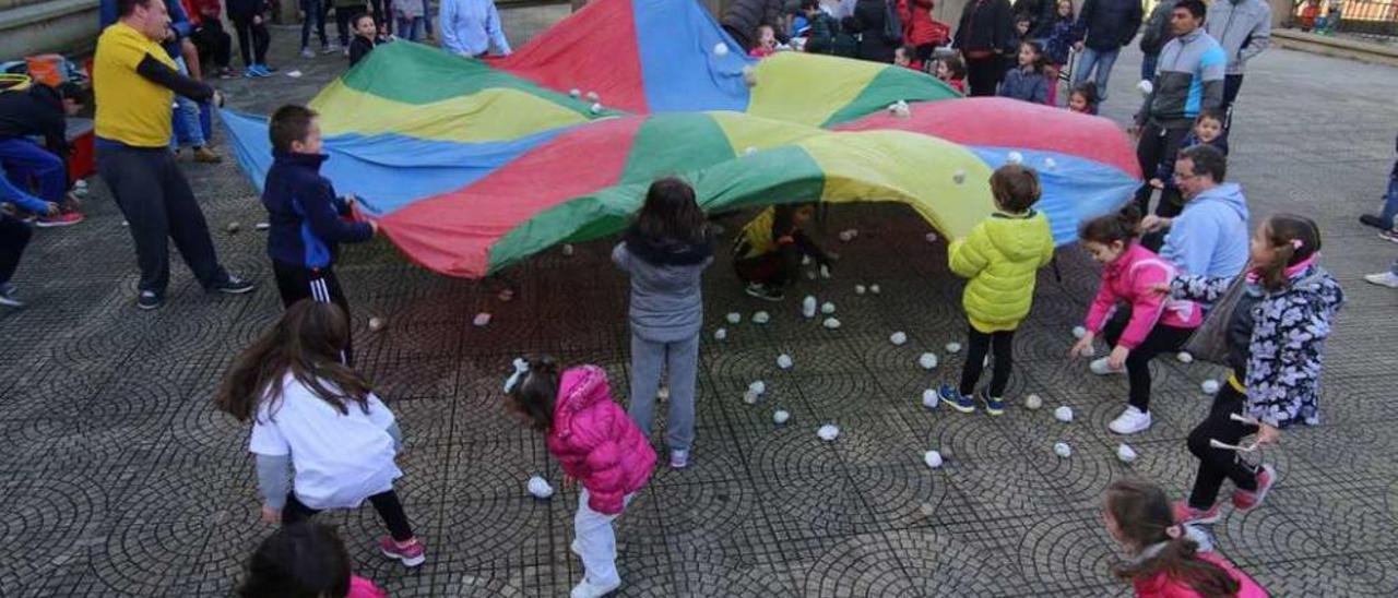 Un grupo de pequeños juega en la Praza da Vila durante última Carreira do Cocido. // Bernabé/Gutier