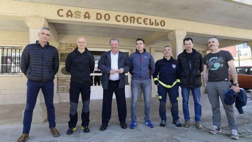 Representantes de la plantilla de Bomberos de Silleda con Ramiro Varela en Agolada. // Bernabé/Javier Lalín