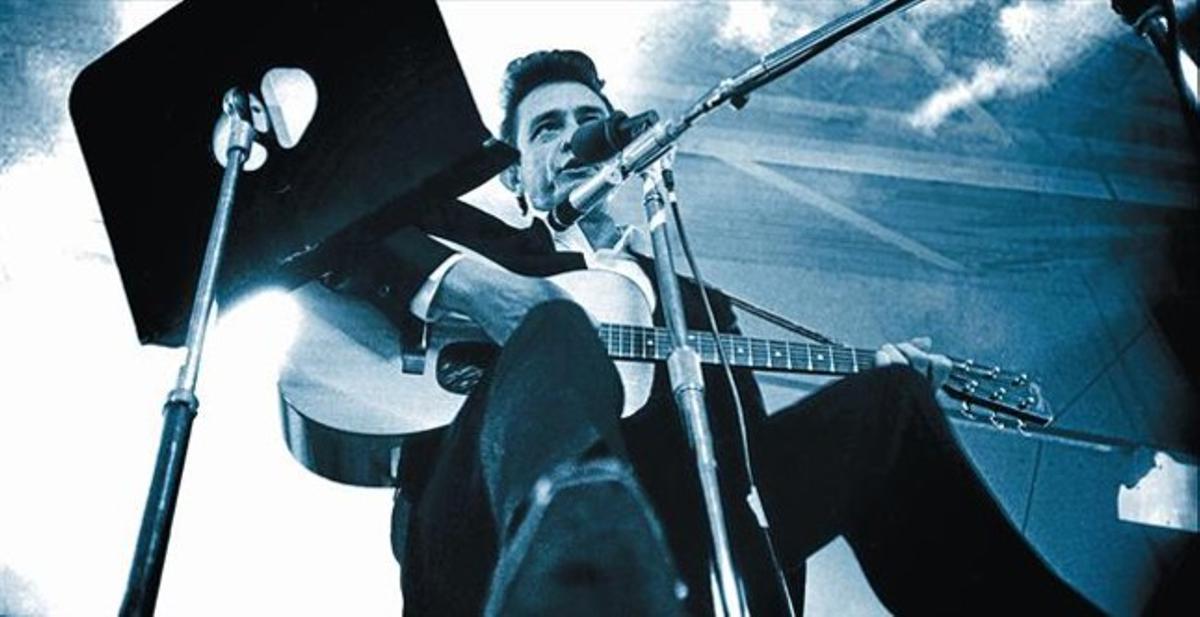 Cash, en una imatge extreta del documental ’Cash at Folsom prison’, sobre un dels discos del rei del country més famosos de la història.