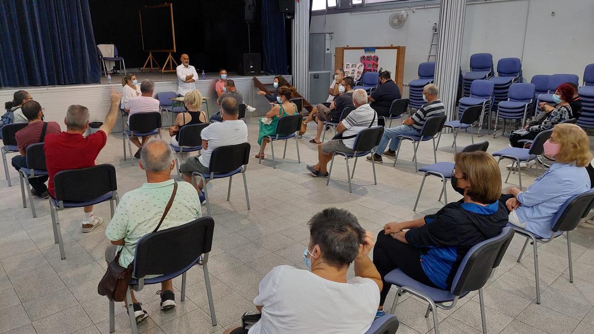 Reunión de los concejales socialistas con vecinos de Monte Porreiro