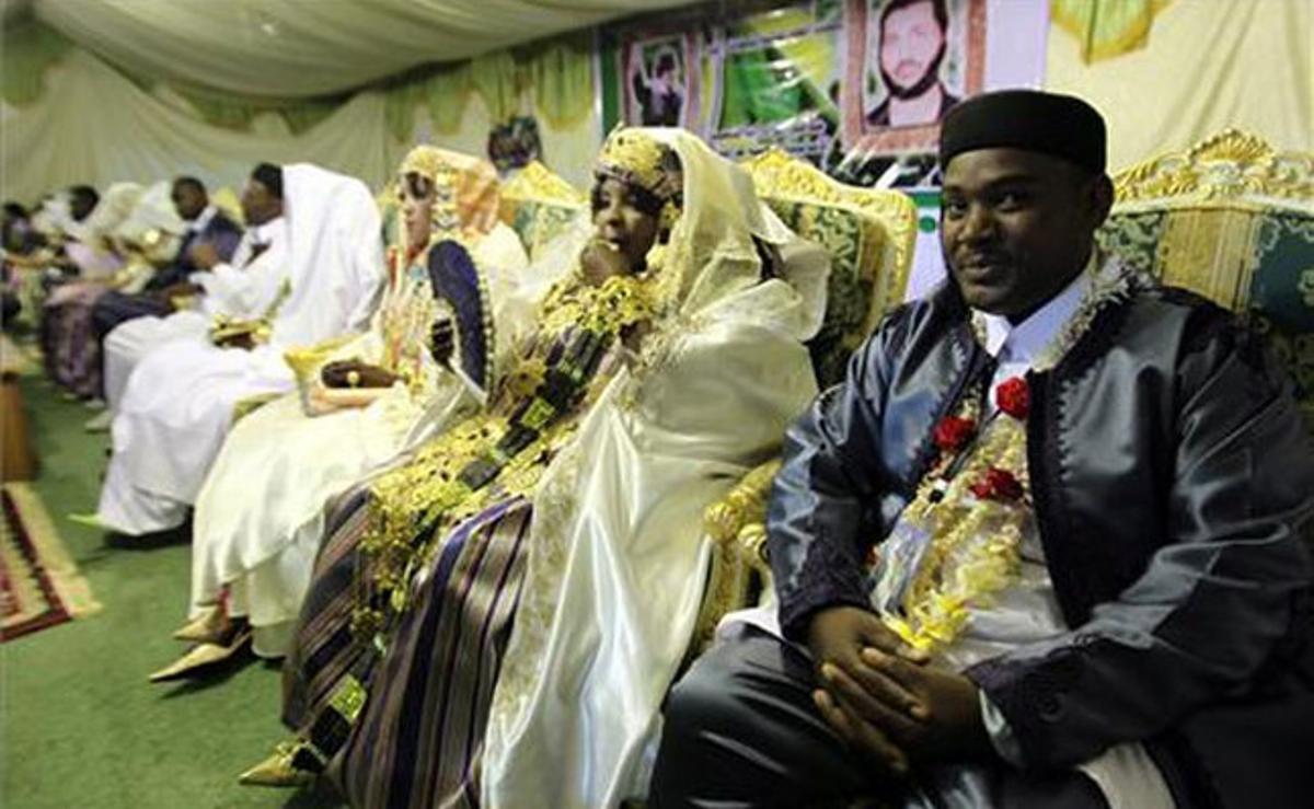 Vint-i-cinc parelles participen en una festa per a nuvis al complex residencial de Muammar al-Gaddafi a Trípoli (Líbia).