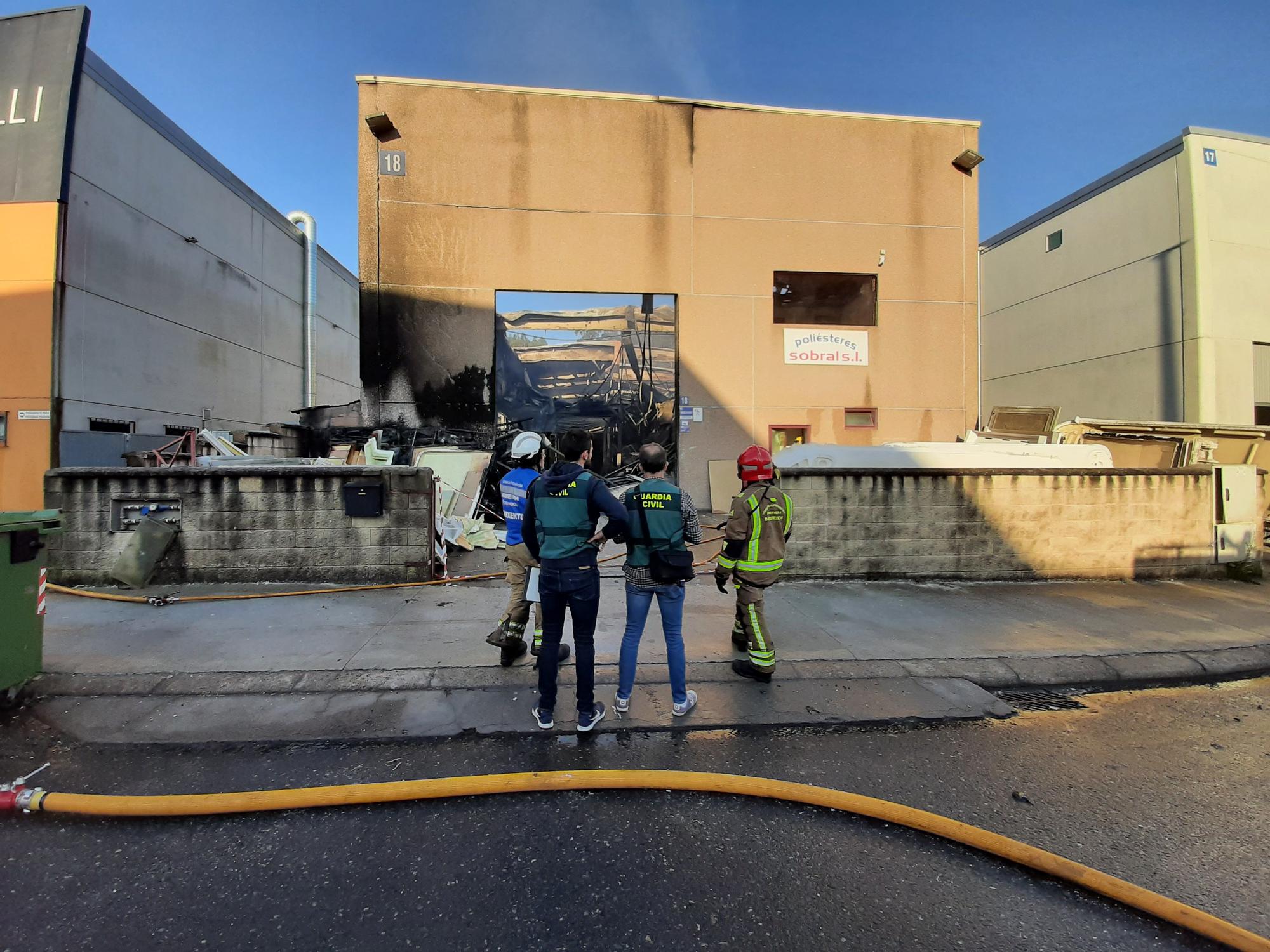 El incendio en una fábrica del polígono de Castiñeiras, en Bueu (II)