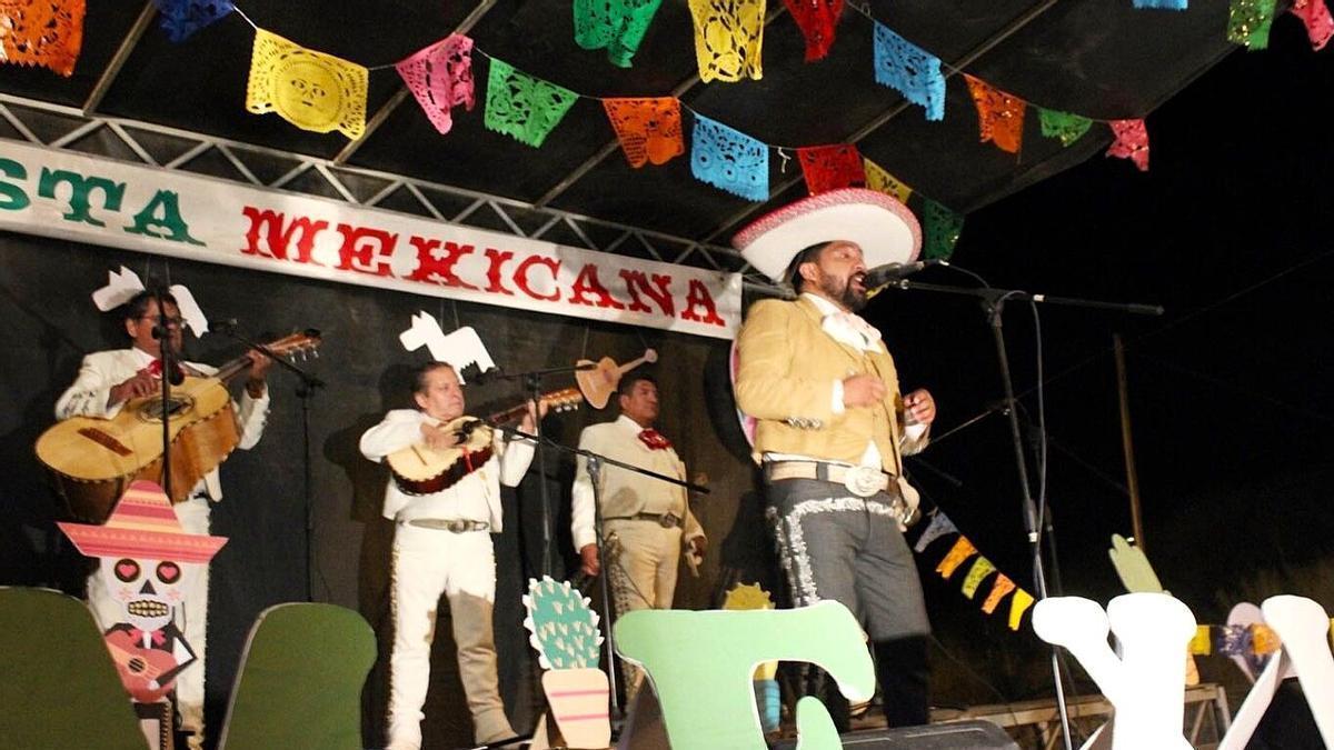Un grupo de mariachis actuando en esta fiesta mexicana de Galicia.