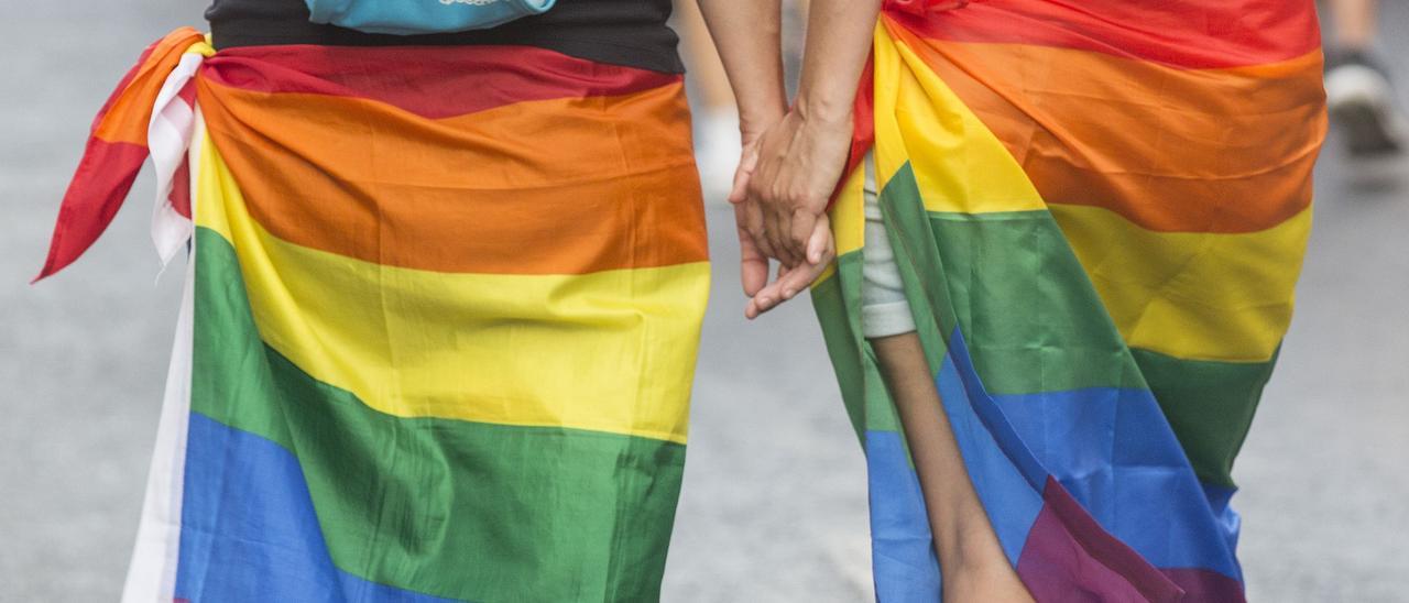 Dos mujeres celebrando el Orgullo el pasado año en Alicante