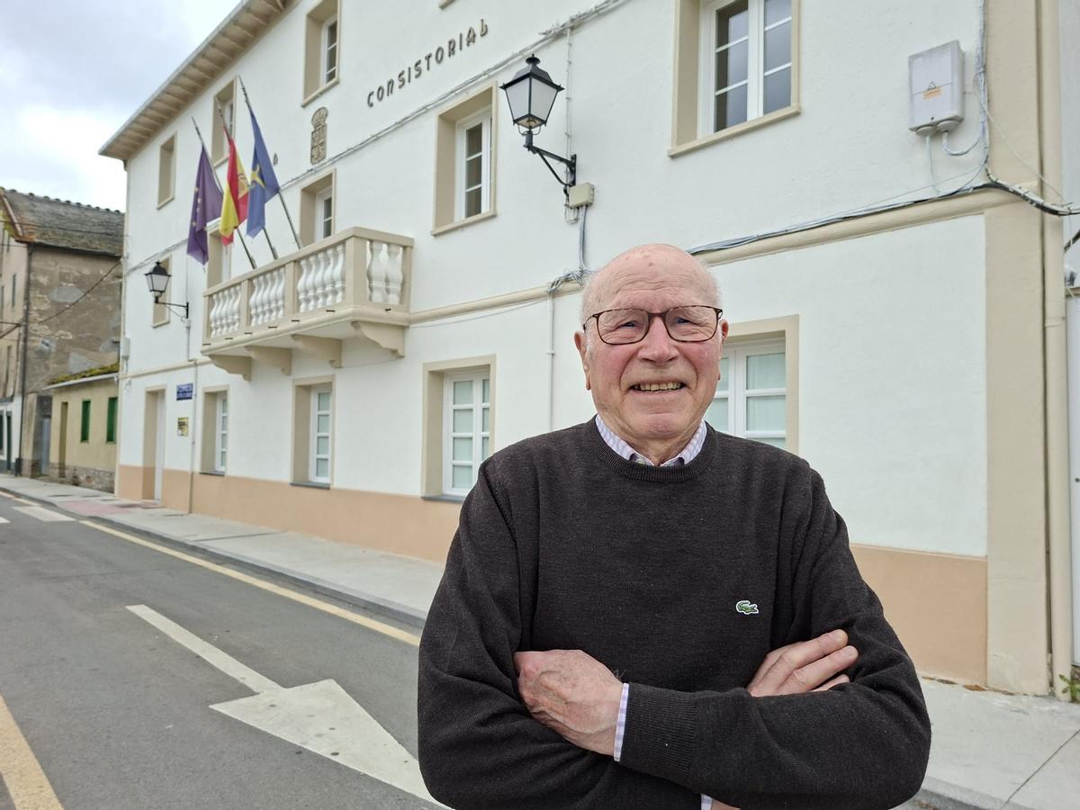 Manuel Ron delante de la casa consistorial donde tiene la sede el juzgado de paz.