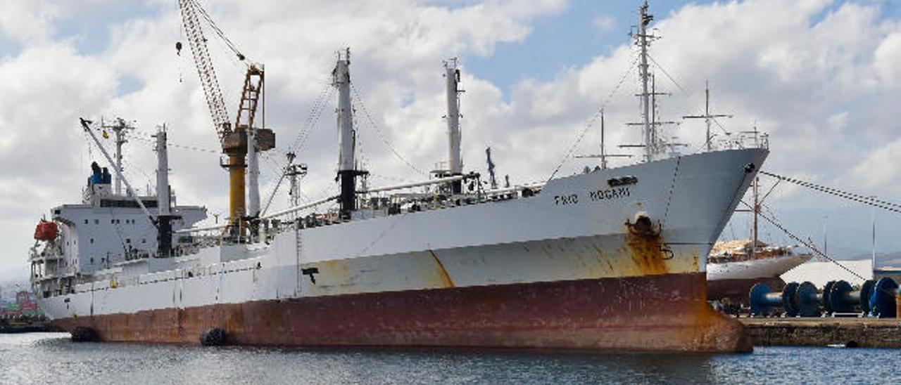 El buque refrigerado, &#039;Frío Nagato&#039;, en el Puerto de La Luz.