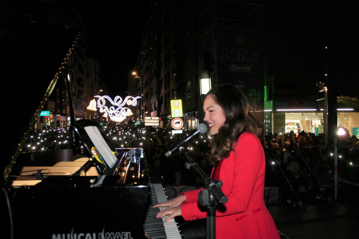 María Parrado, al piano, durante una de sus interpretaciones más conocidas, la banda sonora de ‘Vaiana’, que el público acompañó con la luz de sus móviles.