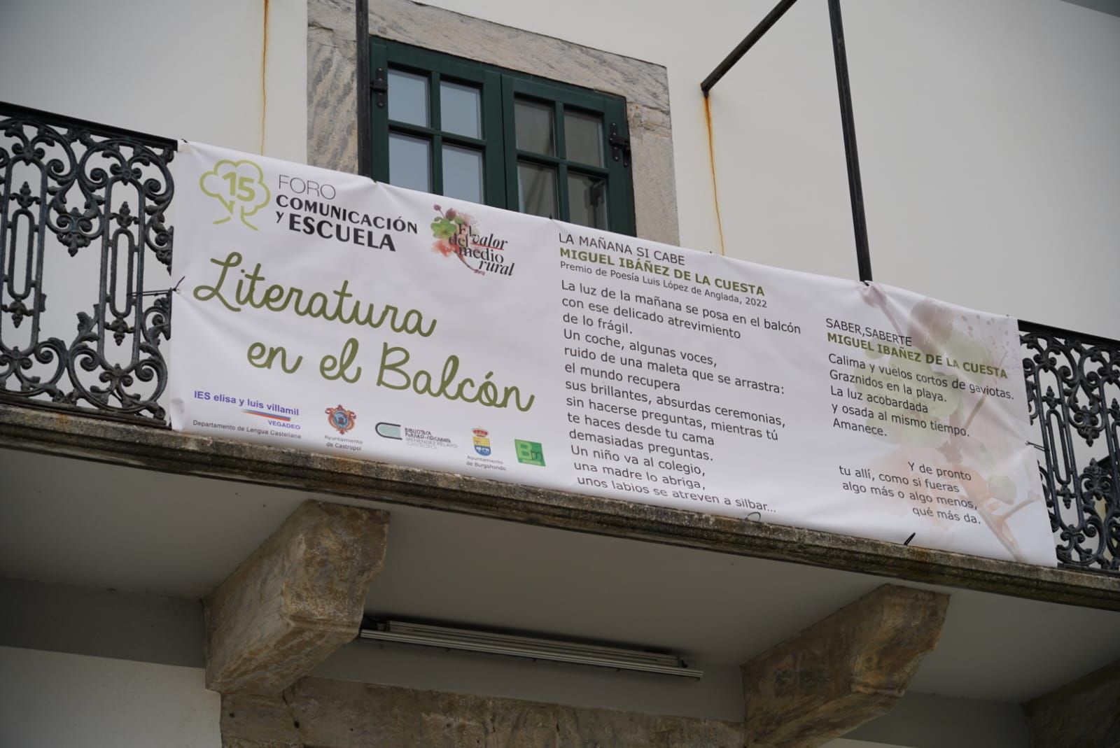 Castropol vive la poesía desde los balcones