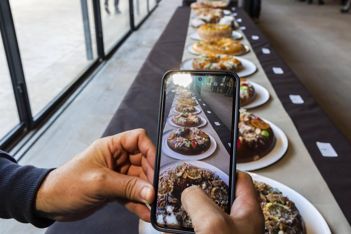 Todos los roscones expuestos en el Mercado del Grau.