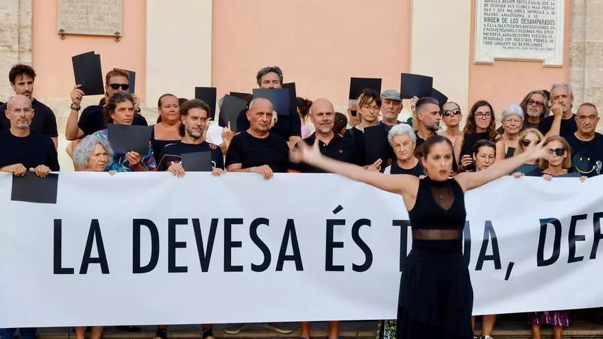 "No queremos volver a ver arder la Devesa": los vecinos llevan su hartazgo a la Plaza de la Virgen