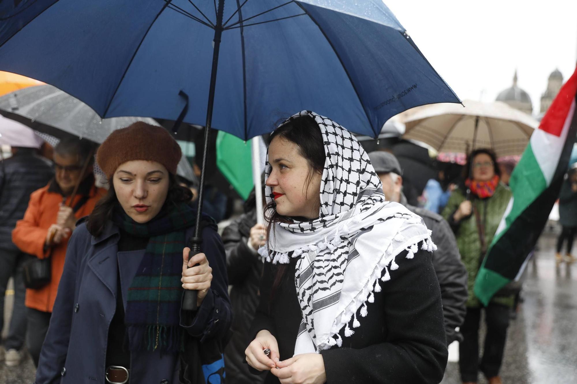 Manifestación bajo la lluvia en Gijón por Palestina (en imágenes)