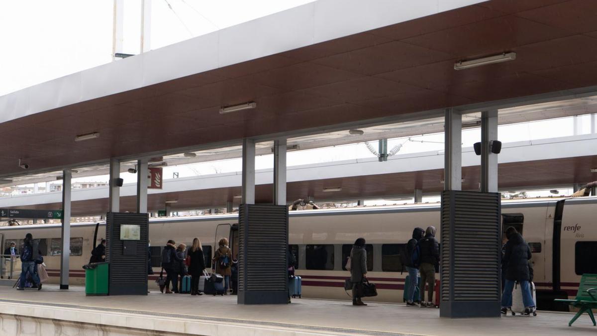 La estación de Zamora, muy concurrida por los usuarios al final del puente de la Constitución.