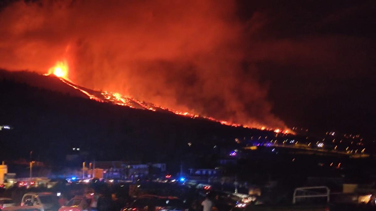 La lava desciende por las laderas de La Palma.