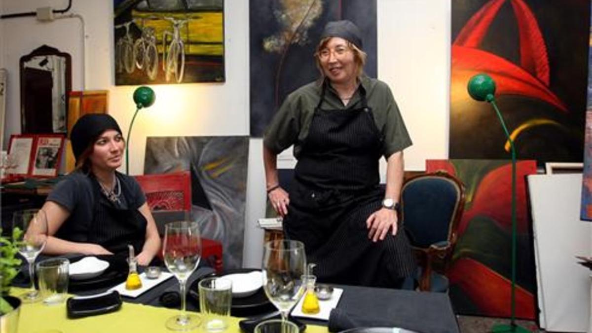 Helena Nadal y Àngela Vinent (derecha), en el taller artístico y culinario La Contrasenya. Foto: Francesc Casals