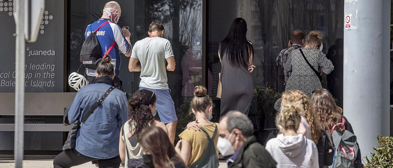 Colas de turistas alemanes para realizarse las pruebas exigidas por Angela Merkel.
