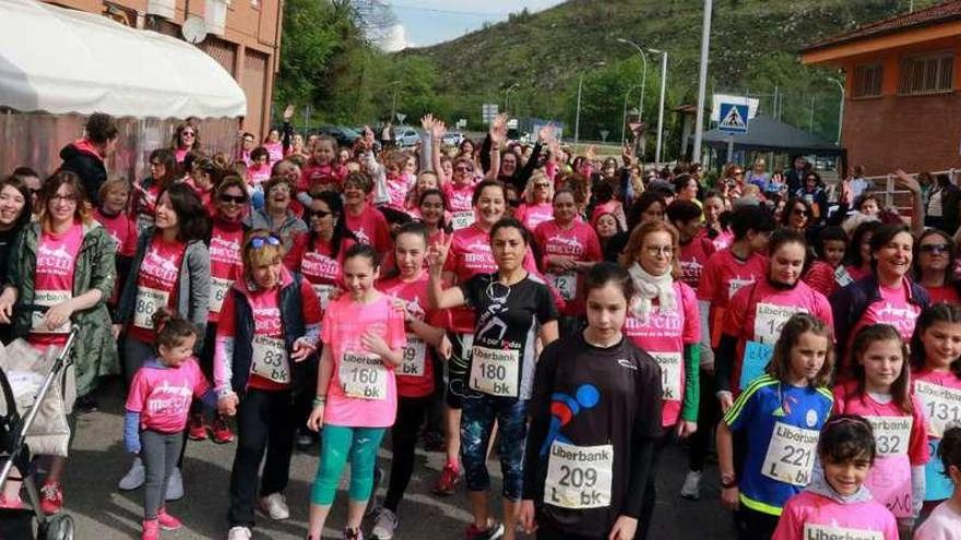 Las mujeres corren en Morcín contra el cáncer