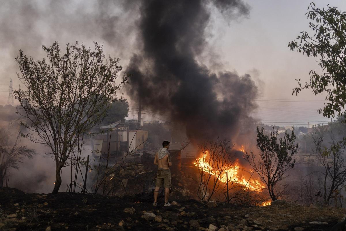 Grecia intensifica su lucha contra el fuego