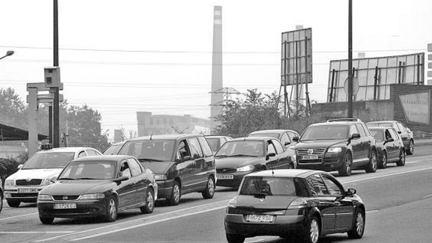 Tráfico en las inmediaciones de la calle de Llano Ponte, uno de los lugares más contaminados de Avilés.