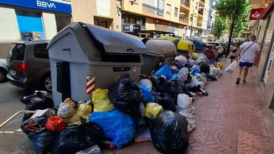 Contenedores desbordados de basura en el tercer día de huelga en Calp (vídeo)