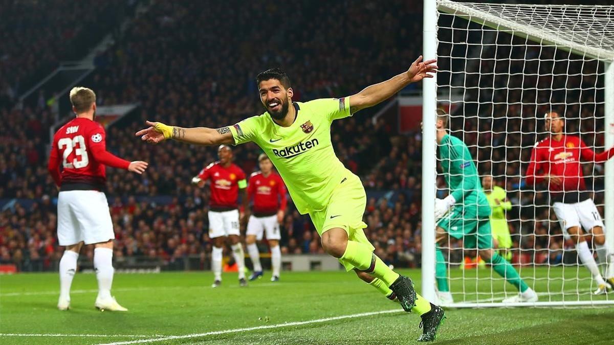 Luis Suárez celebra el gol del partido, que la UEFA ha acabado dando a Shaw en propia meta