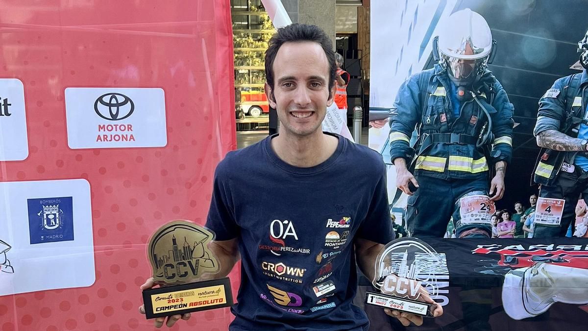 Angel lopez Amor, con los trofeos que le acreditan como campeón de España en carrera vertical.