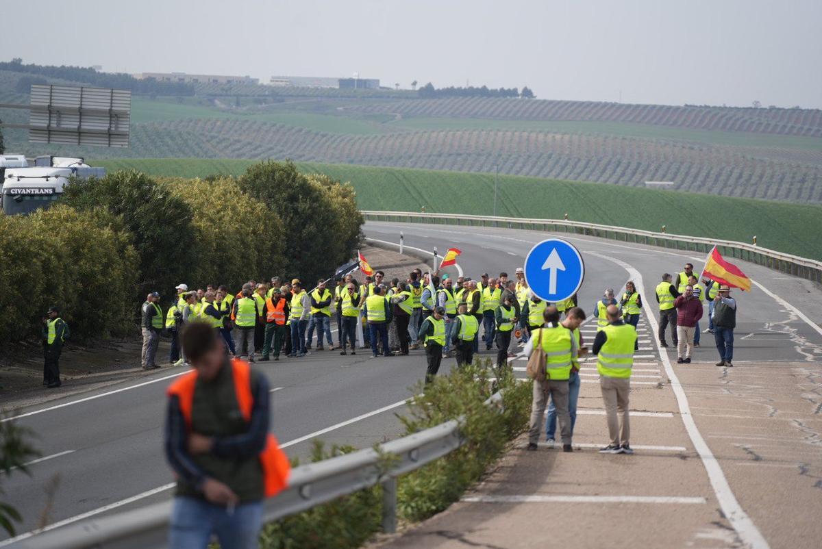 Los agricultores cordobeses vuelven a cortar la A-4 en una nueva protesta por la situación del campo