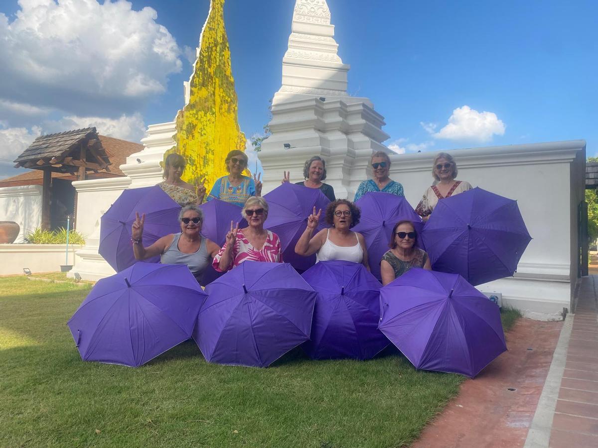 El grupo de amigas asturianas que quedaron atrapadas en Tailandia, celebrando el 8-M en el país asiático.
