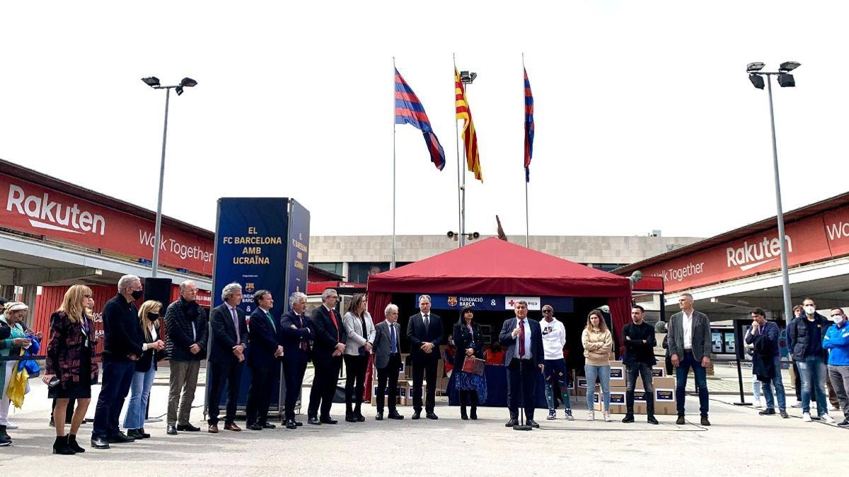 Laporta y Xavi, en el acto de ayuda a los ucranianos celebrado en el Camp Nou