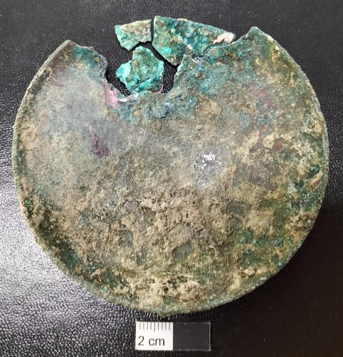 El espejo de bronce que se ha encontrado en El Pedernal de Bursao.A