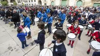 Tamborrada para celebrar el regreso de la Semana Santa alicantina