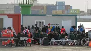 La Fiscalía canaria advierte: no permitirá usar campamentos en los muelles como hogar para menores migrantes