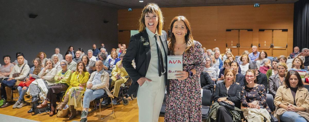 Mabel Lozano, izquierda, y Nuria Sáinz, ante el público asistente a la charla-coloquio celebrada en el MARCO