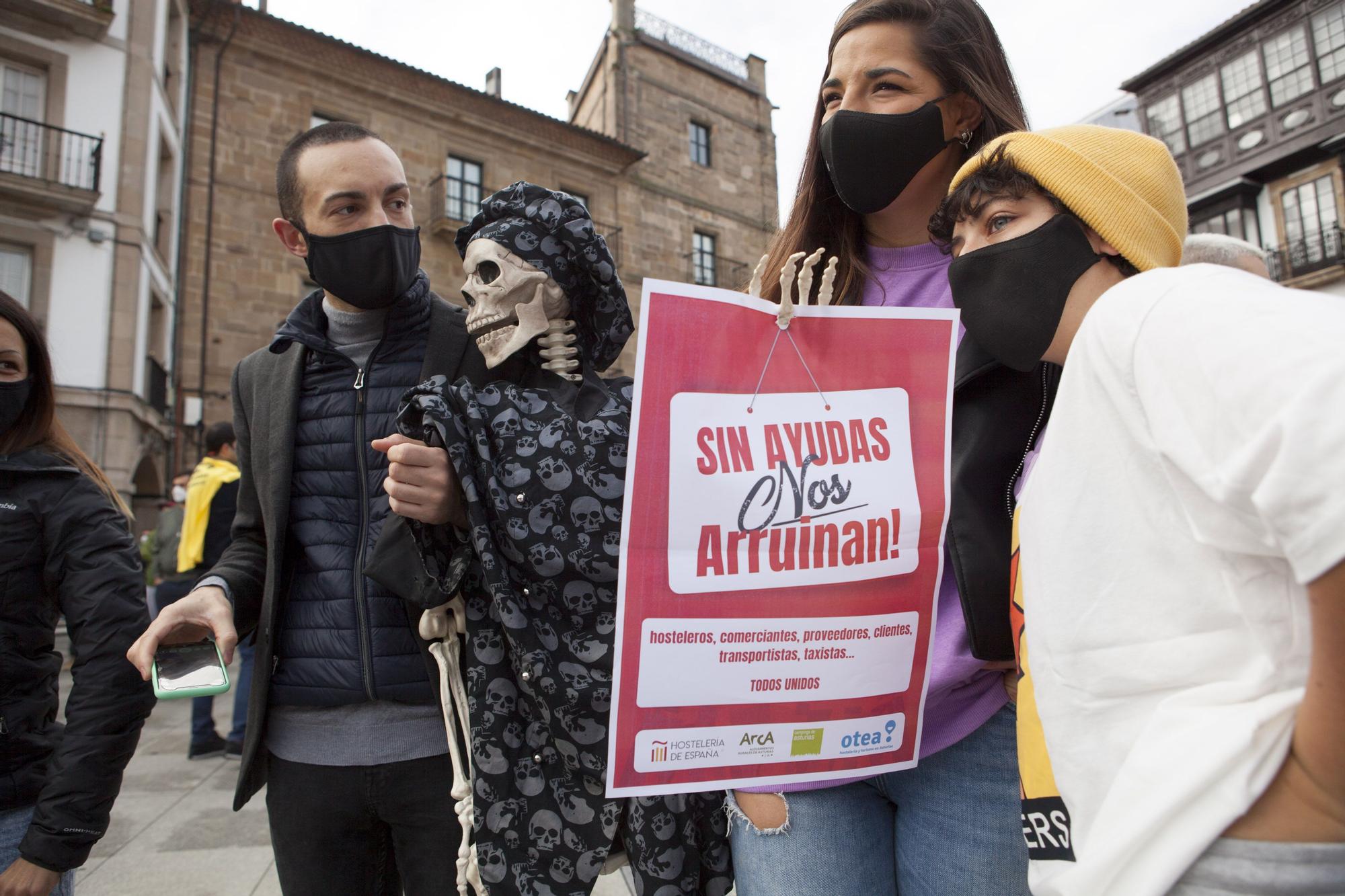 La hostelería de Avilés muestra en la calle su situación crítica.