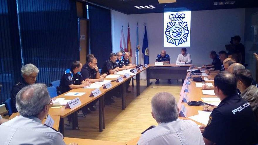 Una veintena de agentes nacionales y municipales participaron en esta jornada de cooperación. // E. V.