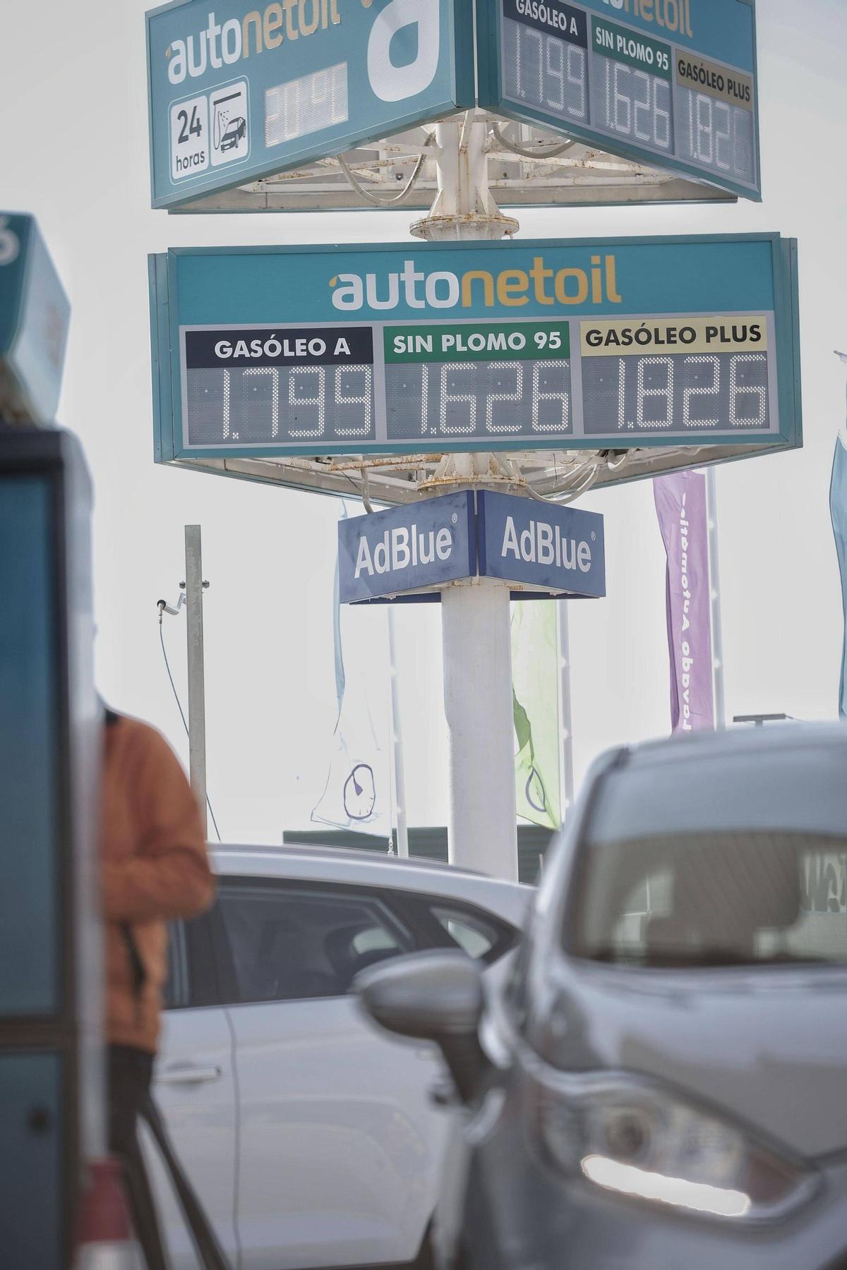 Primer día de la rebaja del IVA en el precio de la gasolina en Mallorca: "El precio estaba por las nubes, algo se tenía que hacer"