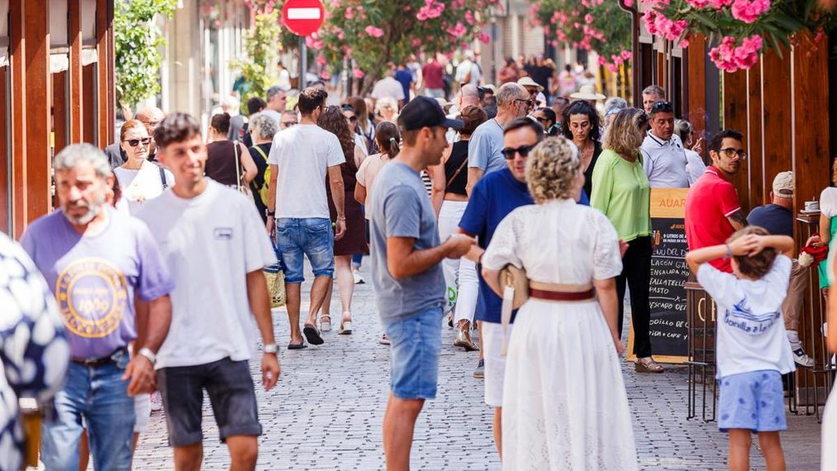 Imaxe dun treito da rúa peonil de Boiro ateigada de xente.