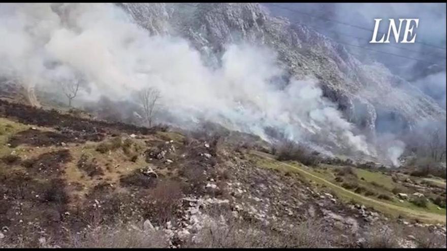 Los Bomberos luchan contra un incendio en Otura, en la falda del Monsacro, en Morcín