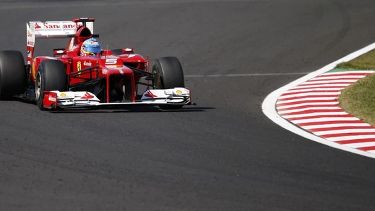 El Ferrari de Fernando Alonso, durante la primera sesión de entrenamientos libres, este viernes en el circuito de Suzuka (Japón).