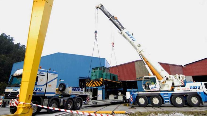 Trasladan al Museo del Ferrocarril una locomotora que estaba en la planta de Duro en Mieres