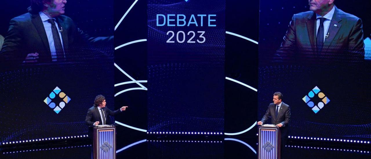 Javier Milei (izquierda) y Sergio Massa, durante el debate televisado antes de las elecciones argentinas. | Reuters