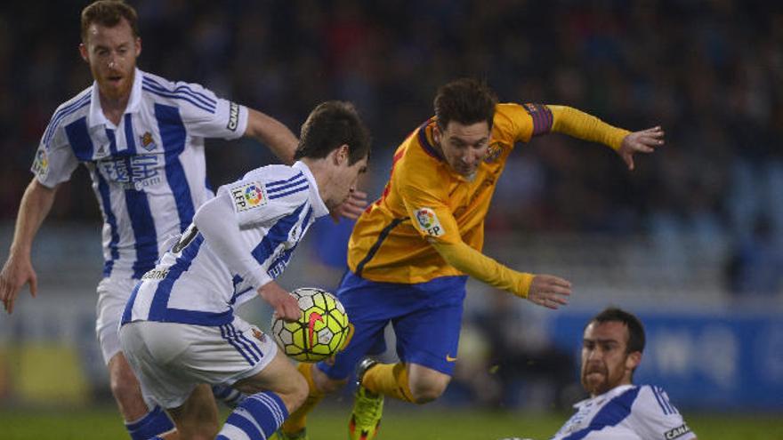 Messi sale desequilibrado de una jugada con Mikel (en el suelo), Zurutuza y Elustondo.