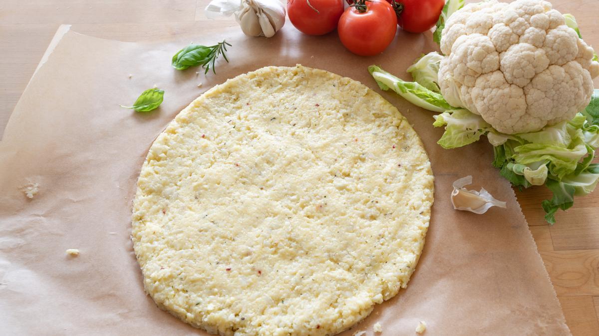 Se puede hacer la masa de pizza con coliflor de forma fácil.