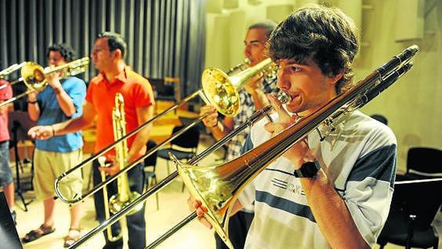 Vincenzo Paratore, en el centro, impartiendo clase de Trombón a los alumnos.