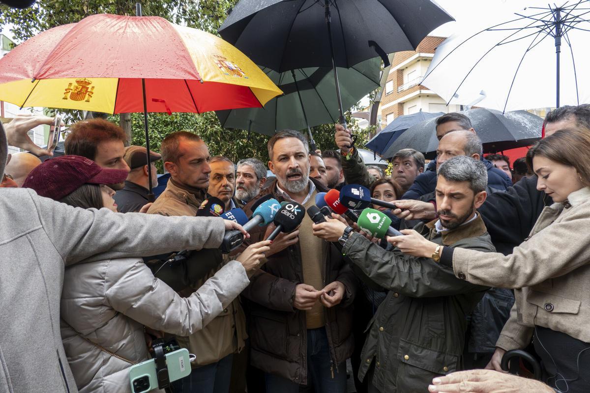 MIAJADAS (CÁCERES), 12/12/2025.- El presidente de Vox, Santiago Abascal, realiza declaraciones dentro de la campaña electoral de Extremadura este viernes en Miajadas (Cáceres). EFE/ Jero Morales