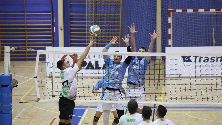 Una diezmada UD Ibiza Vóley cae ante CV Roquetes y tiene pie y medio en Nacional