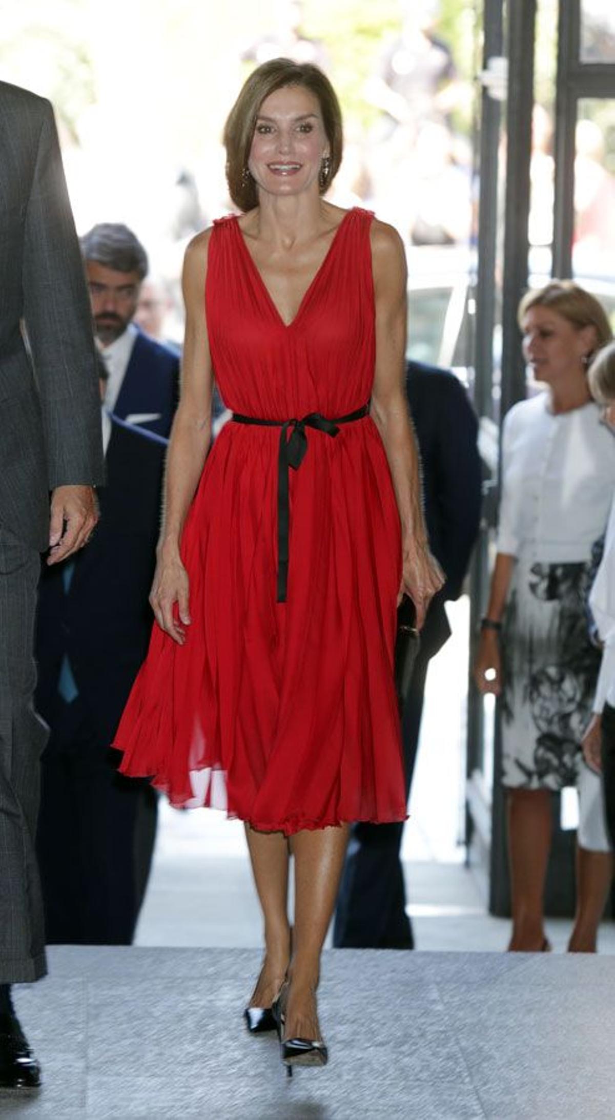 El look de Letizia Ortiz con vestido rojo plisado de Carolina Herrera