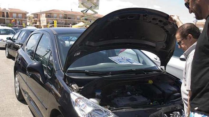 Un cliente se interesa por las características técnicas de un coche.