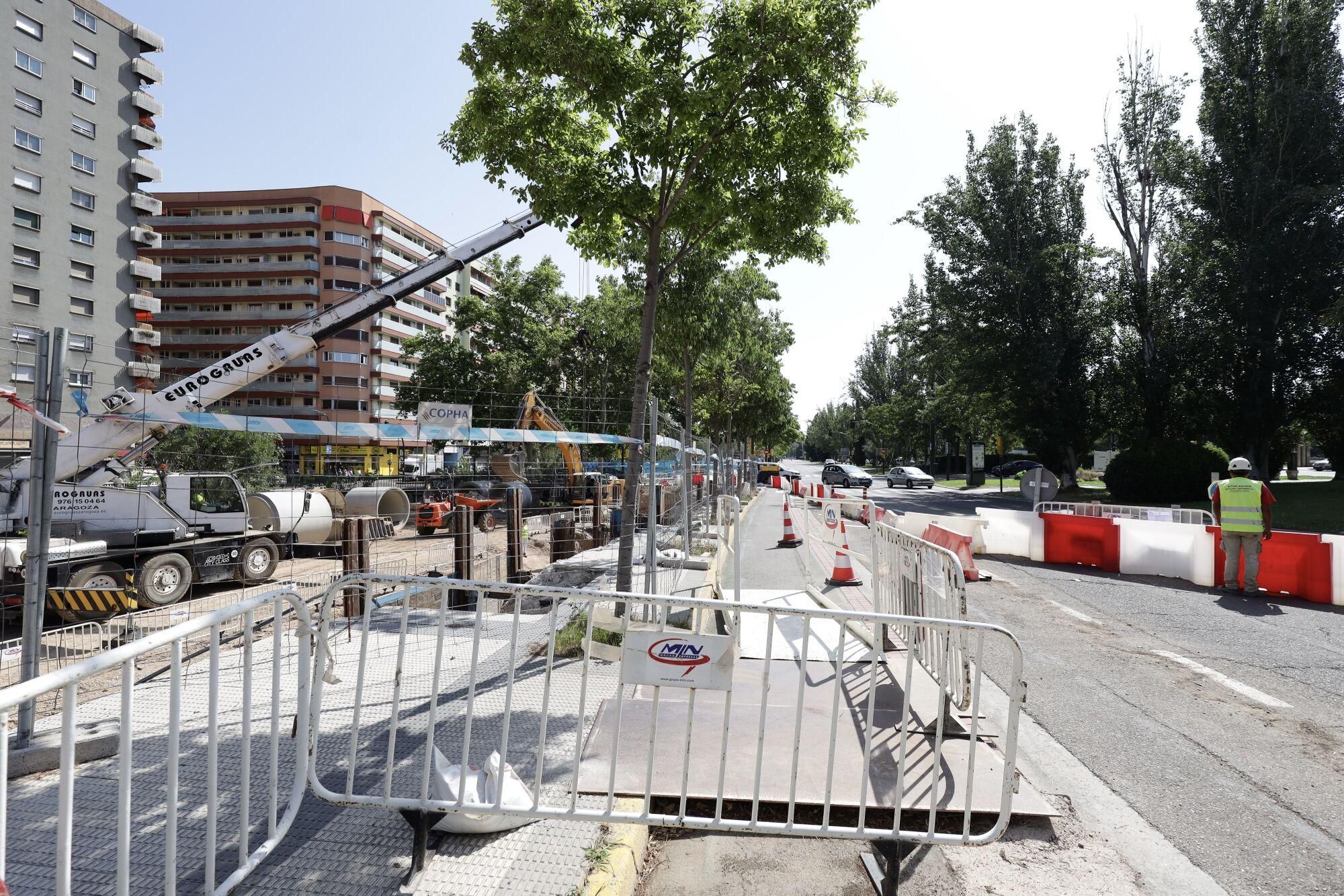 En imágenes | Las obras en el Huerva provocan cortes en el tráfico en Camino Las Torres