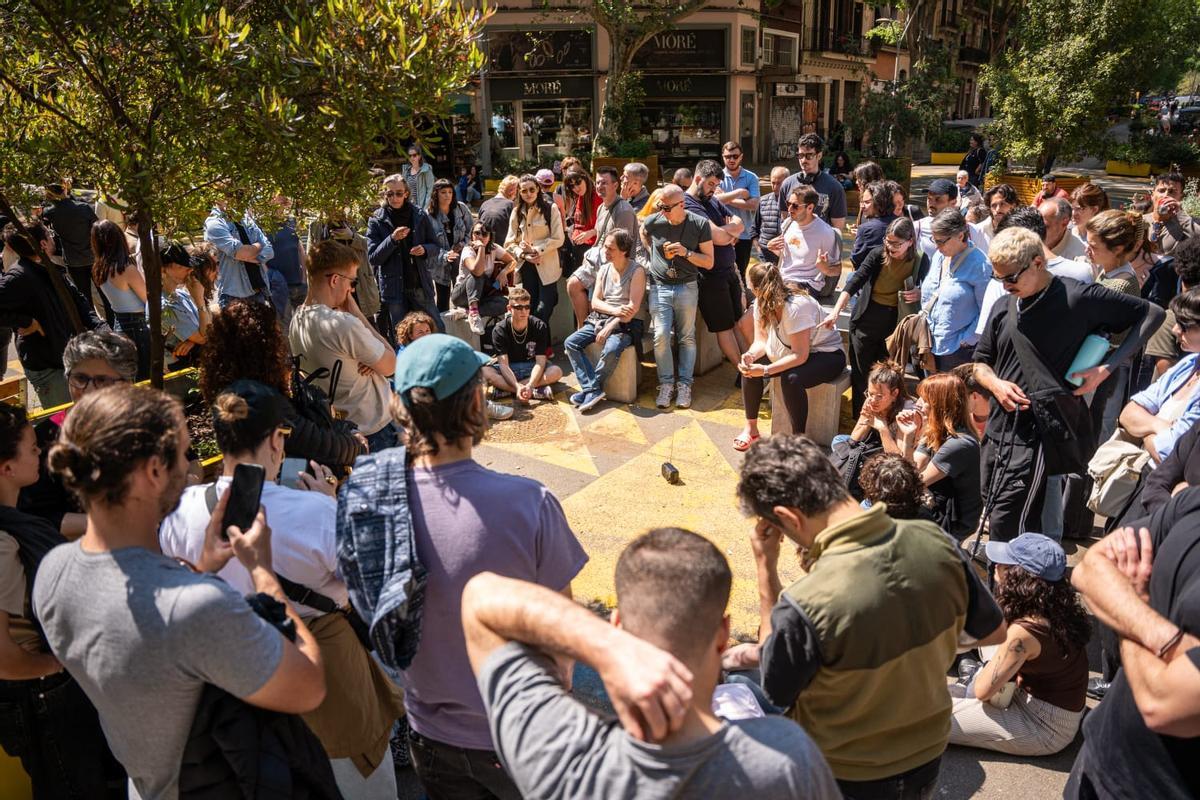 Vecinos de calle Parlament, al lado del Mercat de Sant Antoni, se reúnen a escuchar la radio para informarse del apagón