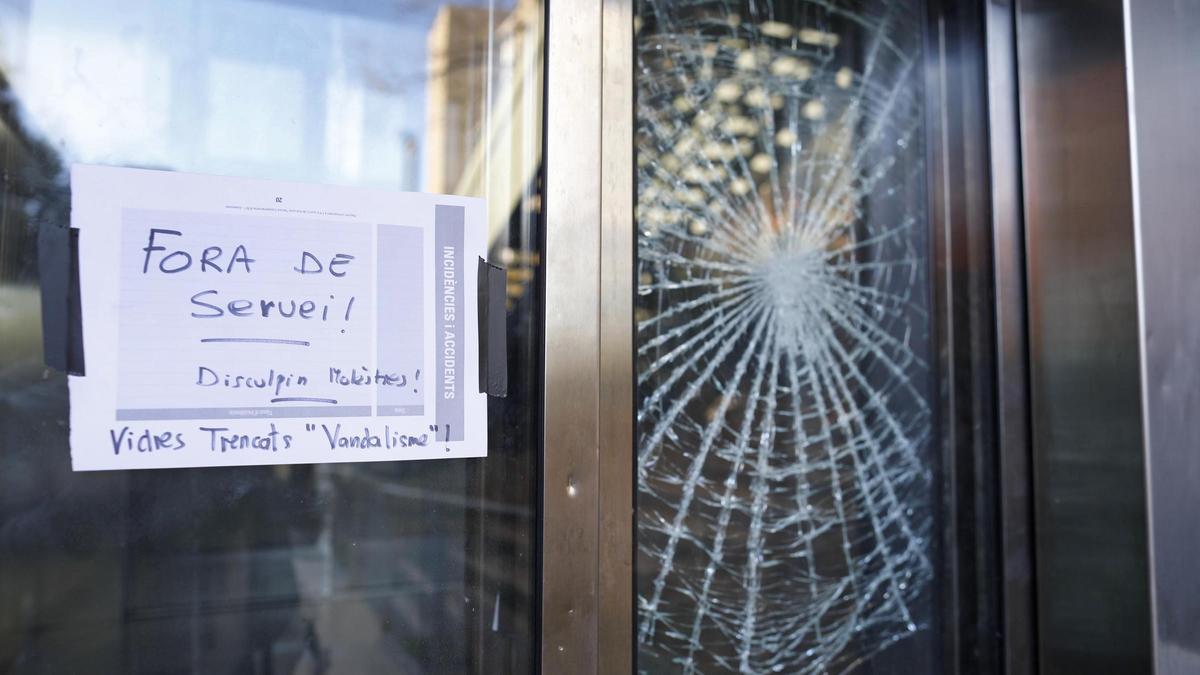 Un cartell alertant que l’aparell no funciona per «vandalisme» amb un vidre trencat.